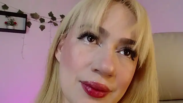 Snapshot of Carolina_2403 chatting on May 29, 11:36 pm Carolina 2403 online show from May 29, 11:36 pm