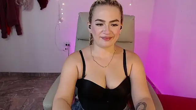 Snapshot of Carolina_2403 chatting on June 25, 9:30 pm Carolina 2403 online show from June 25, 9:30 pm