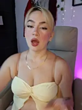 Snapshot of Carolina_2403 chatting on July 11, 10:55 pm Carolina 2403 online show from July 11, 10:55 pm
