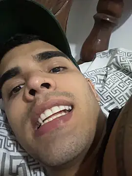 Snapshot of Josehjr chatting on April 18, 10:54 pm Josehjr online show from April 18, 10:54 pm