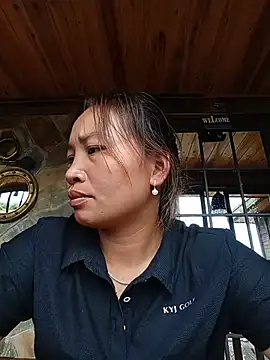 Snapshot of cat-kat chatting on May 25, 5:02 am cat-kat online show from May 25, 5:02 am