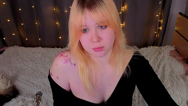 Snapshot of unburnedgirl chatting on April 19, 6:10 pm unburnedgirl online show from April 19, 6:10 pm