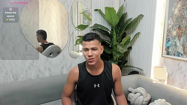 Snapshot of noahdark_ chatting on April 15, 2:29 am noahdark online show from April 15, 2:29 am