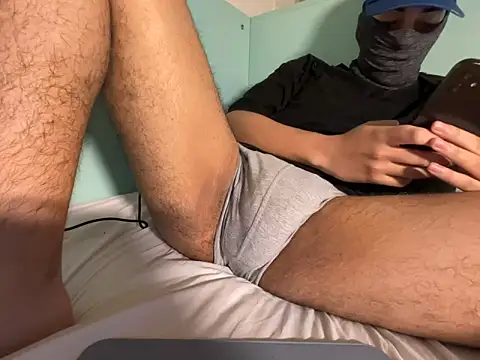 Snapshot of Rebeu_77 chatting on April 12, 10:37 pm Rebeu 77 online show from April 12, 10:37 pm