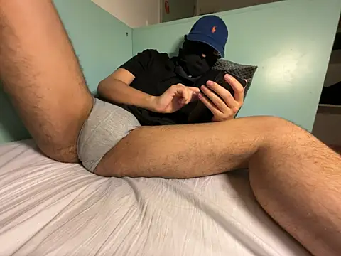 Snapshot of Rebeu_77 chatting on April 14, 8:15 pm Rebeu 77 online show from April 14, 8:15 pm