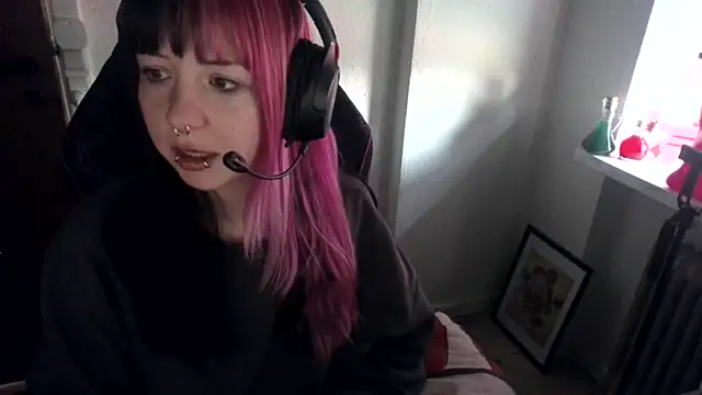 Snapshot of CutieTracer chatting on April 11, 9:57 am CutieTracer online show from April 11, 9:57 am