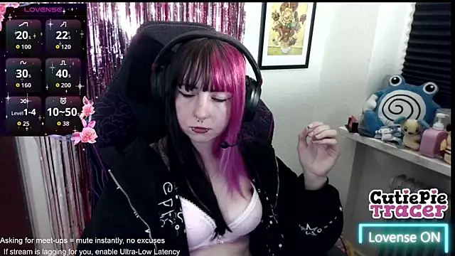 Snapshot of CutieTracer chatting on May 17, 7:54 pm CutieTracer online show from May 17, 7:54 pm