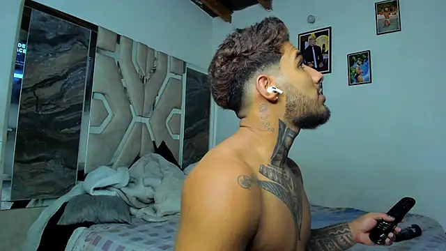 Snapshot of YoiPerezDj chatting on April 1, 4:46 am YoiPerezDj online show from April 1, 4:46 am