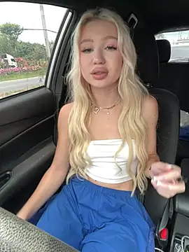 Kiss Auroraa online show from April 10, 4:50 am