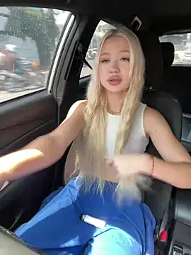 Kiss Auroraa online show from April 11, 3:55 am