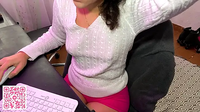 Snapshot of petitecurlybrunette chatting on June 26, 4:22 pm petitecurlybrunette online show from June 26, 4:22 pm