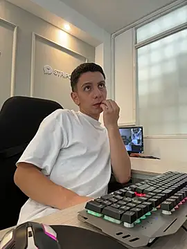 Snapshot of Liam_Fiire chatting on April 4, 4:15 pm Liam Fiire online show from April 4, 4:15 pm