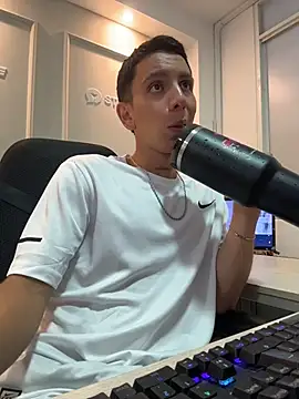 Snapshot of Liam_Fiire chatting on July 6, 11:40 am Liam Fiire online show from July 6, 11:40 am