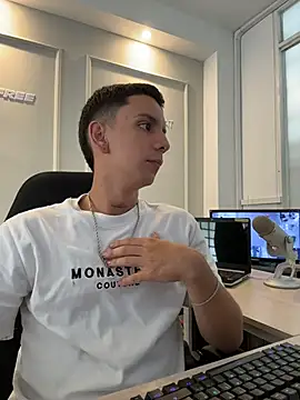 Snapshot of Liam_Fiire chatting on July 12, 4:53 pm Liam Fiire online show from July 12, 4:53 pm