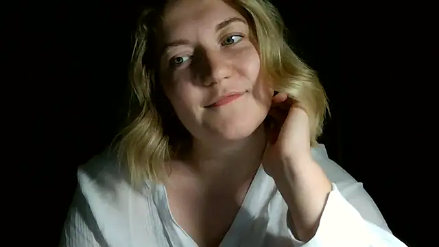 Snapshot of TinaKittyX chatting on May 8, 8:25 pm TinaKittyX online show from May 8, 8:25 pm