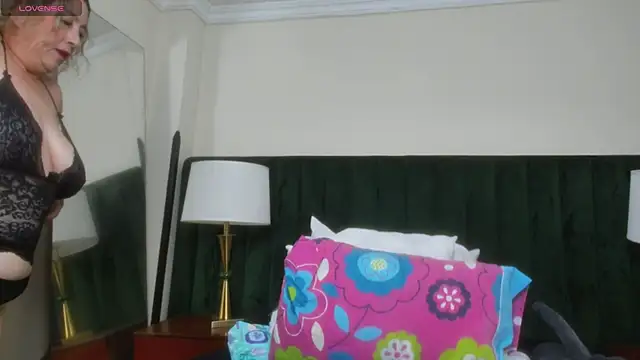 Snapshot of RoxanneSquirt chatting on May 15, 11:56 pm RoxanneSquirt online show from May 15, 11:56 pm