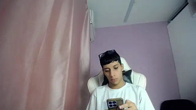 Snapshot of Yei_lee_ chatting on May 18, 2:18 am Yei lee online show from May 18, 2:18 am