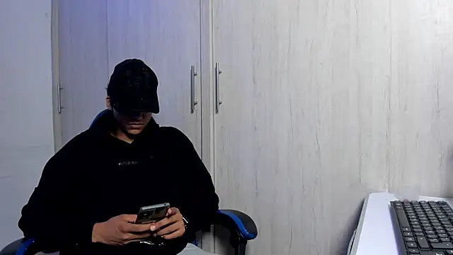 Snapshot of dante_martinez chatting on April 9, 8:25 pm dante martinez online show from April 9, 8:25 pm