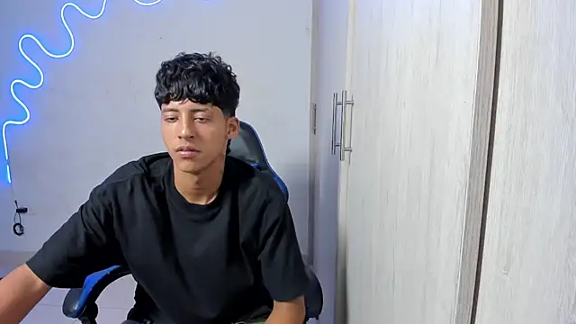 Snapshot of dante_martinez chatting on April 14, 8:15 pm dante martinez online show from April 14, 8:15 pm