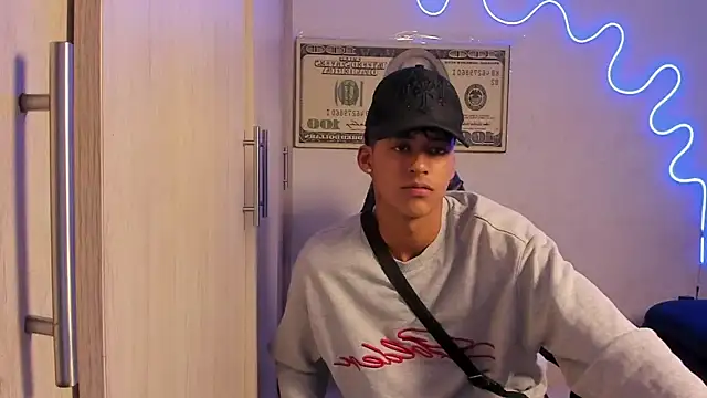Snapshot of dante_martinez chatting on April 24, 9:28 pm dante martinez online show from April 24, 9:28 pm