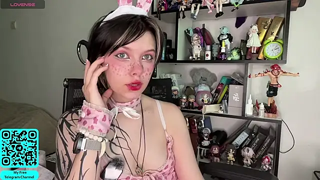Snapshot of MadalynNosel chatting on June 17, 7:00 am MadalynNosel online show from June 17, 7:00 am