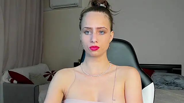 Snapshot of LoveBettie chatting on July 10, 2:52 pm LoveBettie online show from July 10, 2:52 pm