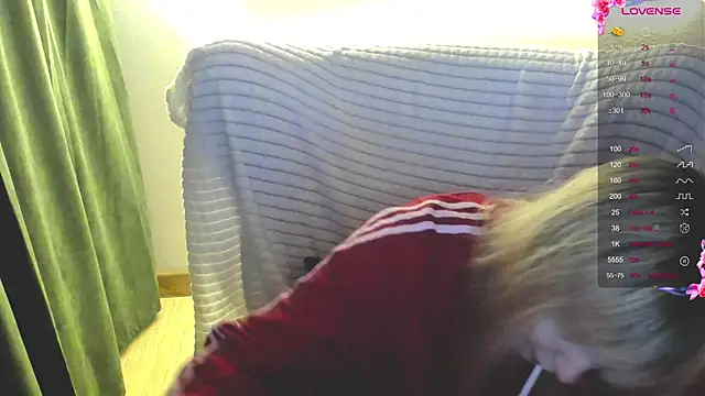 Snapshot of MiaKimiko chatting on May 17, 1:47 am MiaKimiko online show from May 17, 1:47 am