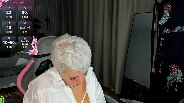 Snapshot of Linda_Zef1r chatting on May 3, 1:22 am Linda Zef1r online show from May 3, 1:22 am