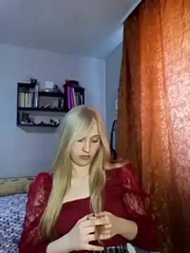 Snapshot of IsOlli chatting on May 3, 8:09 am IsOlli online show from May 3, 8:09 am