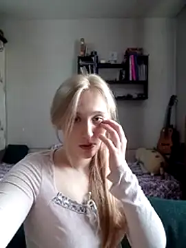 Snapshot of IsOlli chatting on May 19, 12:00 pm IsOlli online show from May 19, 12:00 pm