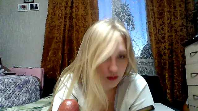 Snapshot of IsOlli chatting on June 3, 2:55 pm IsOlli online show from June 3, 2:55 pm