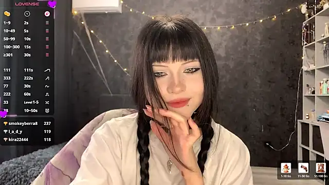 Snapshot of EmilyEmbears chatting on May 12, 6:32 am EmilyEmbears online show from May 12, 6:32 am