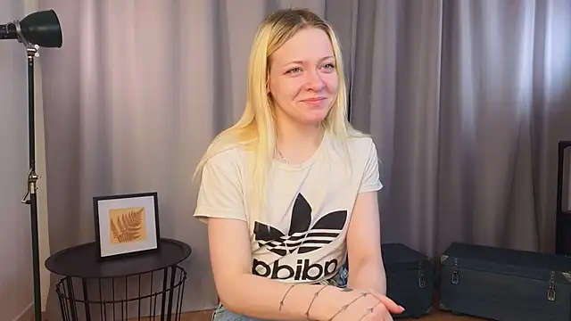 Snapshot of OliviaCaffery chatting on April 16, 4:19 pm OliviaCaffery online show from April 16, 4:19 pm