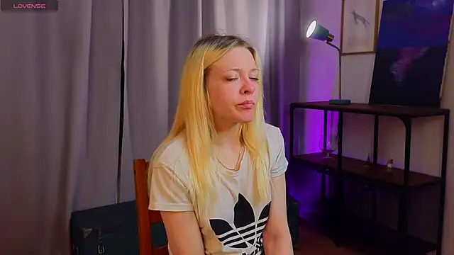 Snapshot of OliviaCaffery chatting on April 19, 4:28 pm OliviaCaffery online show from April 19, 4:28 pm