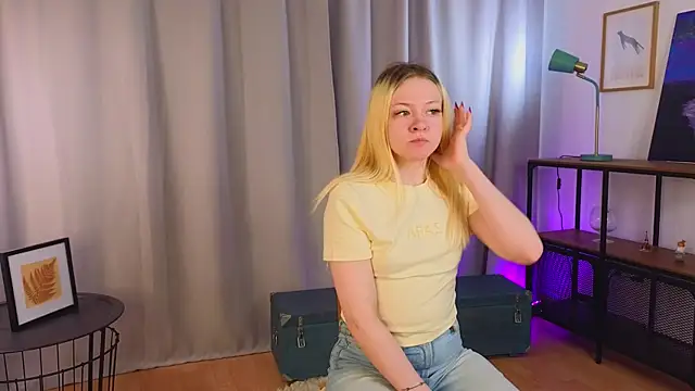 Snapshot of OliviaCaffery chatting on May 17, 4:03 pm OliviaCaffery online show from May 17, 4:03 pm