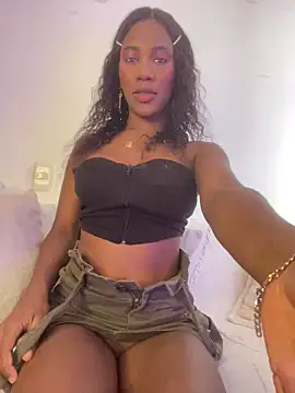 Snapshot of LucianaM_13 chatting on April 14, 3:29 pm LucianaM 13 online show from April 14, 3:29 pm