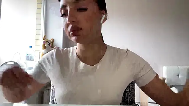 Snapshot of AlvinaMair chatting on April 24, 10:18 am AlvinaMair online show from April 24, 10:18 am