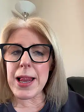 Snapshot of Laylaskyexx chatting on April 7, 10:15 am Laylaskyexx online show from April 7, 10:15 am