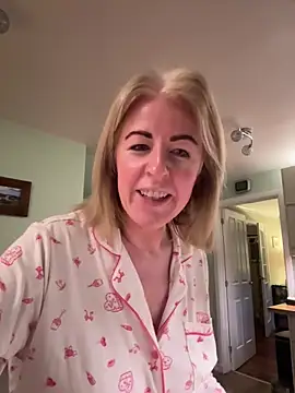 Snapshot of Laylaskyexx chatting on April 8, 5:29 am Laylaskyexx online show from April 8, 5:29 am