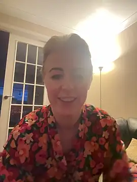 Snapshot of Laylaskyexx chatting on April 9, 5:07 am Laylaskyexx online show from April 9, 5:07 am