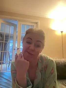 Snapshot of Laylaskyexx chatting on April 9, 6:19 am Laylaskyexx online show from April 9, 6:19 am