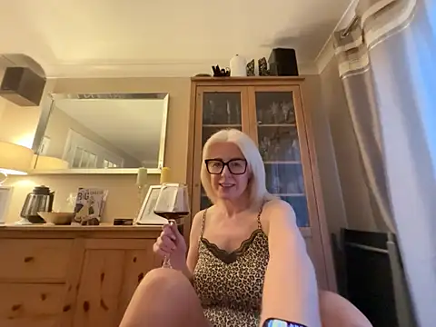 Snapshot of Laylaskyexx chatting on June 24, 9:03 pm Laylaskyexx online show from June 24, 9:03 pm