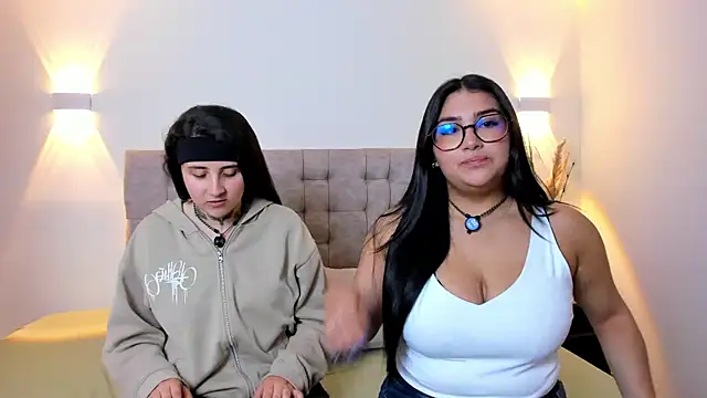 Snapshot of Elisa_n_Emma chatting on April 2, 7:44 pm Elisa n Emma online show from April 2, 7:44 pm