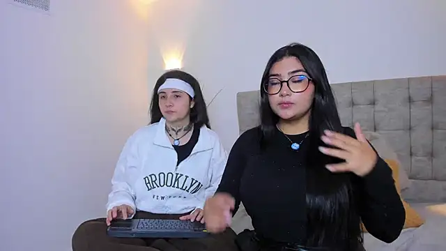 Snapshot of Elisa_n_Emma chatting on April 5, 7:44 pm Elisa n Emma online show from April 5, 7:44 pm