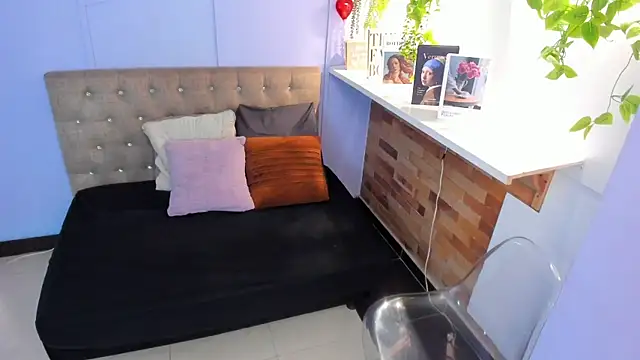 Snapshot of Alicecoule_ chatting on June 23, 7:01 pm Alicecoule online show from June 23, 7:01 pm