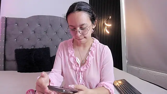 Snapshot of DaphneValucci chatting on May 8, 8:14 pm DaphneValucci online show from May 8, 8:14 pm