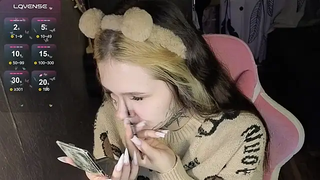 Liaa Lii online show from April 15, 6:26 pm