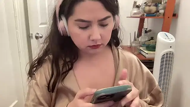 Snapshot of ariaxm00n chatting on May 6, 7:41 pm ariaxm00n online show from May 6, 7:41 pm