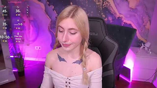 Snapshot of MelaniiePlay chatting on April 20, 1:14 pm MelaniiePlay online show from April 20, 1:14 pm