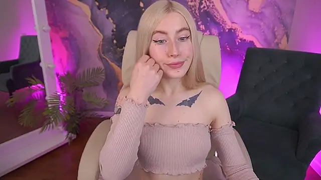 Snapshot of MelaniiePlay chatting on May 13, 1:08 pm MelaniiePlay online show from May 13, 1:08 pm